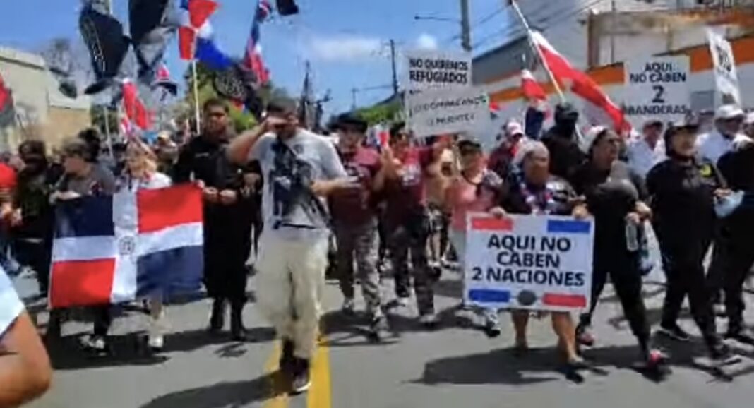 Multitud marchó contra «plan de la ONU» de instalar campos en RD