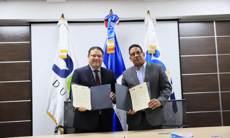 Aduanas firma acuerdo con Compras Públicas por transparencia