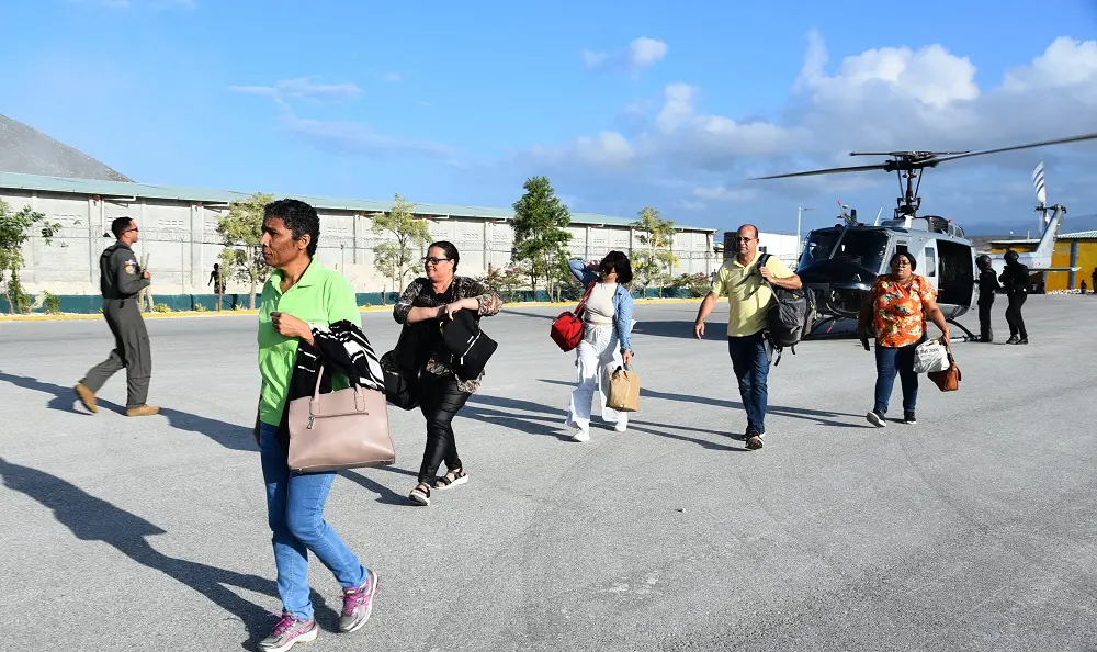 Gobierno evacúa a 27 dominicanos desde Haití