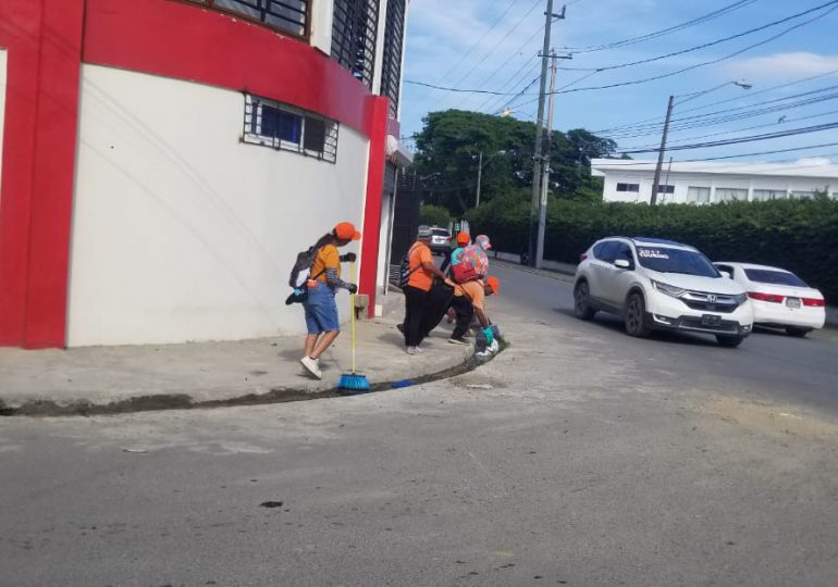Brigadas de limpieza del cabildo de Santiago trabajarán sin pausa durante Semana Santa
