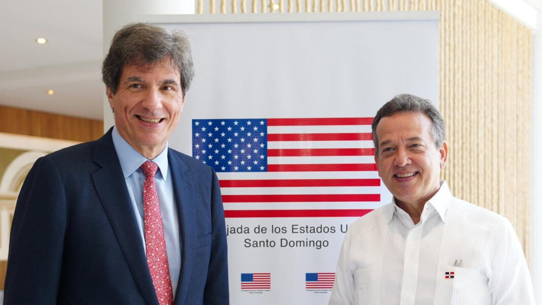 Ito Bisonó destaca en encuentro con subsecretario de Estado avances de la industria médico-farmacéutica en RD