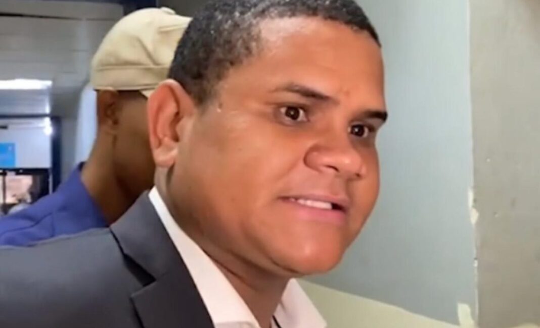 Se entrega vice cónsul que fue suspendido y es acusado de abuso sexual contra un menor