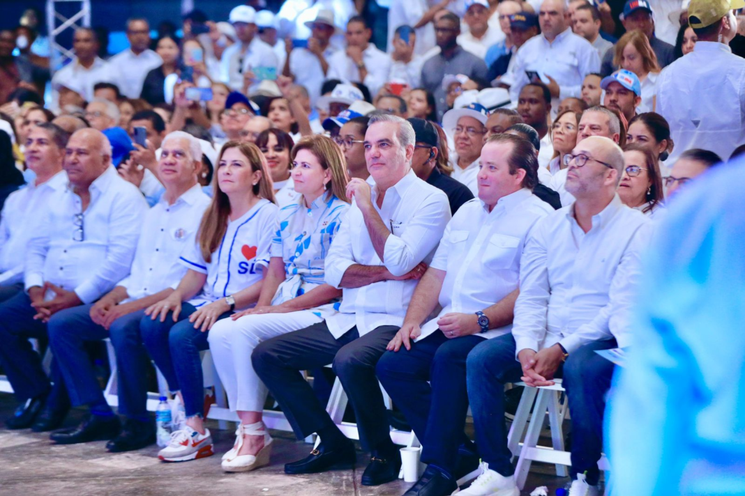 Frentes PRM abarrotan el Coliseo Teo Cruz en apoyo a la reelección