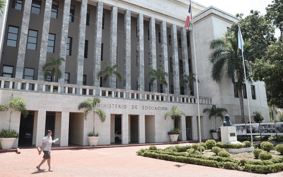 Ministerio de Educación insta a los profesores continuar sus labores docentes