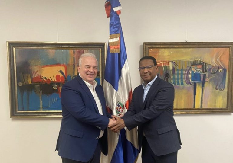 Embajada de Países Bajos y Comisión Nacional de Golf buscan incentivar industria de ese deporte en el país