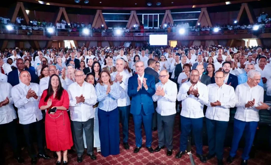 Abinader firma pacto con centrales sindicales beneficia a los trabajadores dominicanos