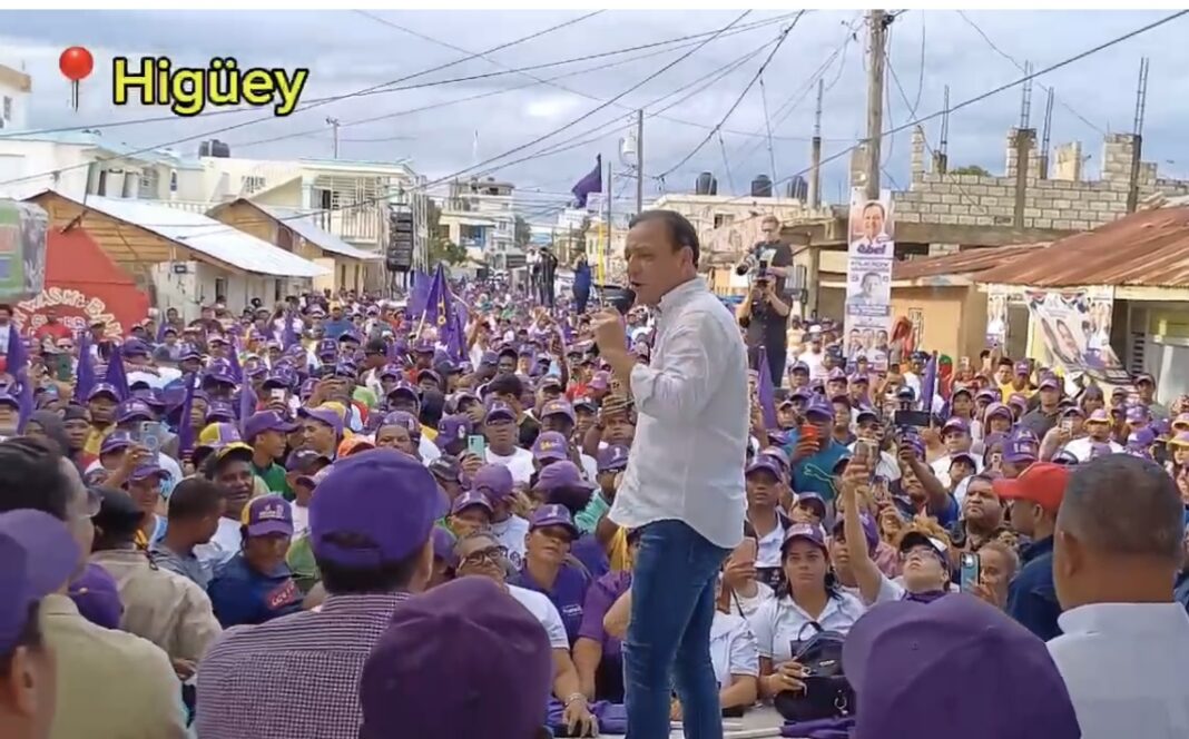 Abel promete oportunidades para todos, durante un mítin en Higuey