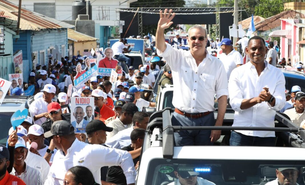 Abinader encabeza multitudinaria marcha caravana en San Juan