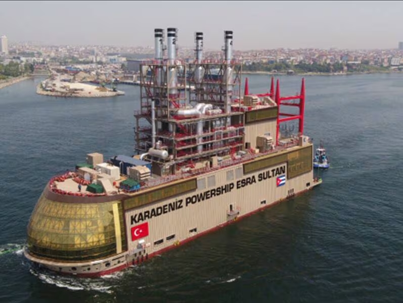 Barcazas termoeléctricas causan protestas por contaminación en Azua