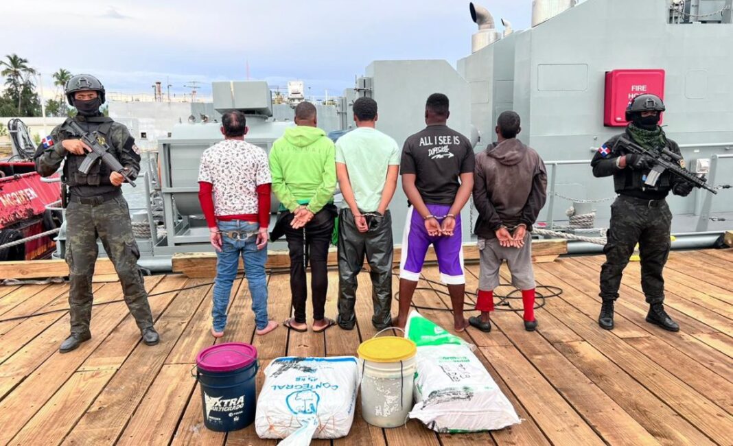 DNCD ocupa 80 paquetes de cocaína y marihuana en alta mar