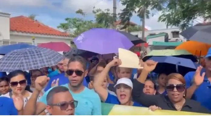 Profesores se movilizan en reclamo de aumento salarial en San Francisco de Macorís