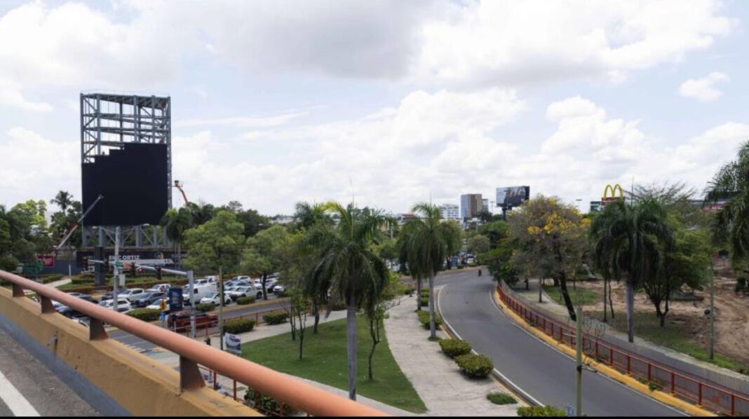 Construyen la valla publicitaria más grande del Caribe