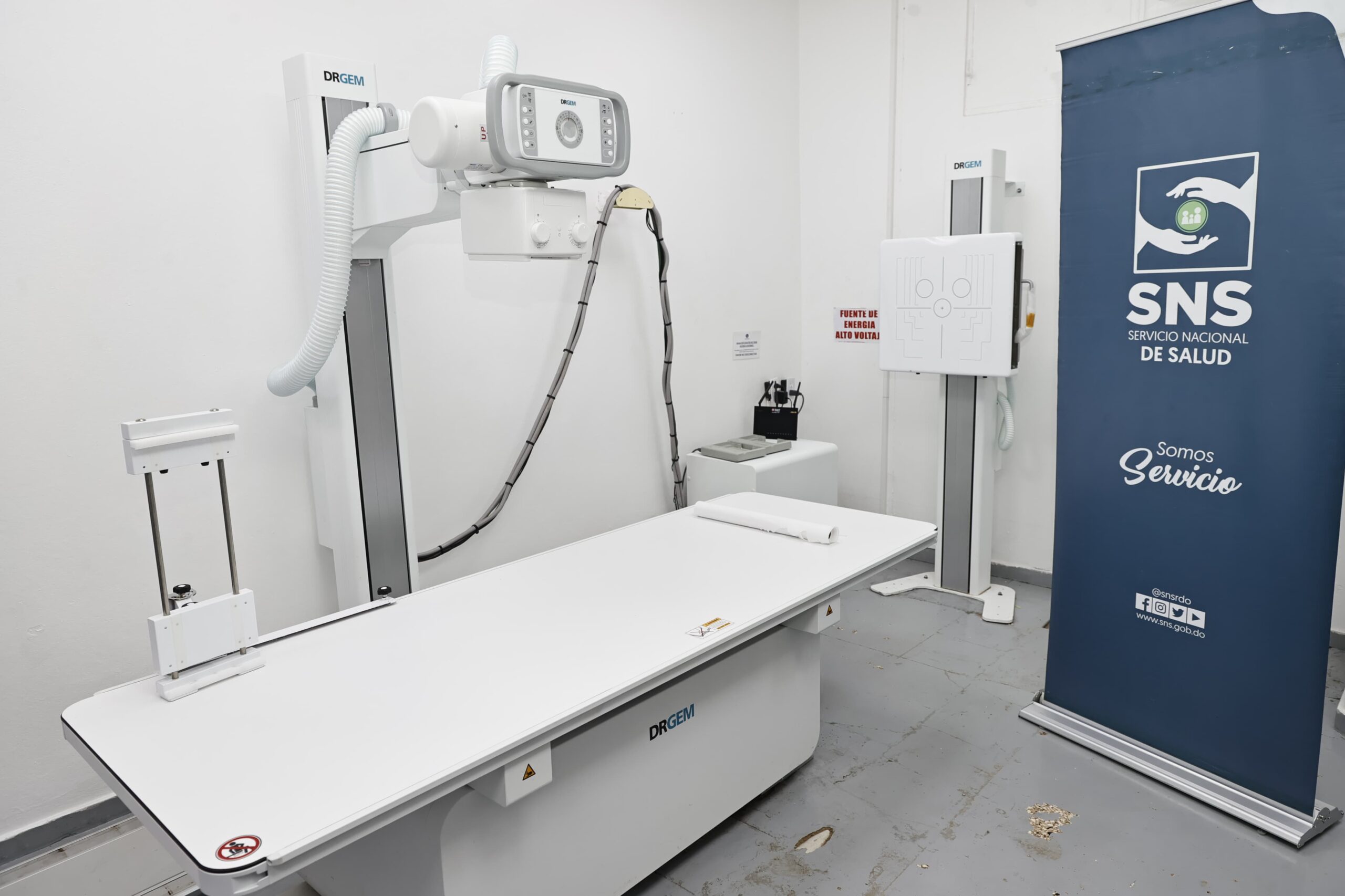 SNS deja en funcionamiento remozada área de internamiento y entrega moderno rayos X digital en Hospital Jaime Oliver Pino