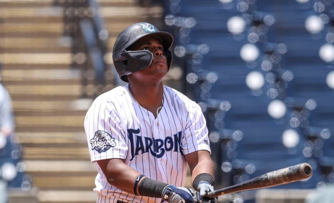 Toros adquieren a Christopher Familia desde las Estrellas por Euribiel Ángeles