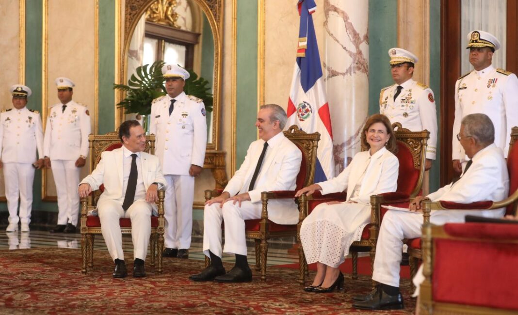 Abinader recibe cartas credenciales de siete nuevos embajadores