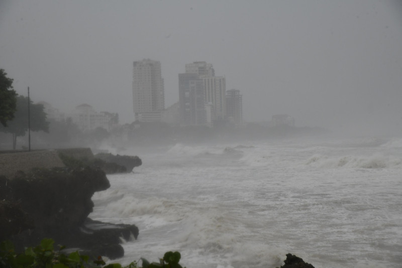 Cierran tramo de la avenida 30 de Mayo por efectos de huracán Beryl