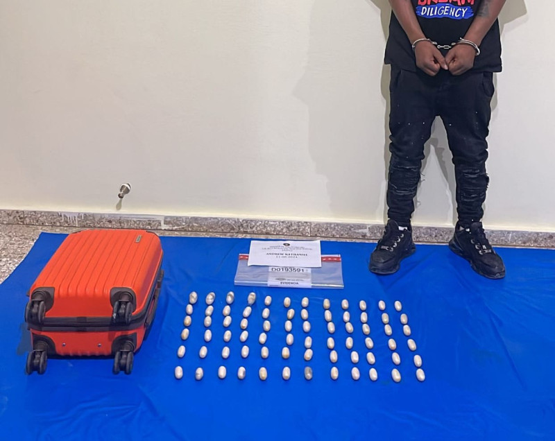 Arrestan a nigeriano en aeropuerto de Punta Cana con 72 bolsitas de cocaína en el estómago
