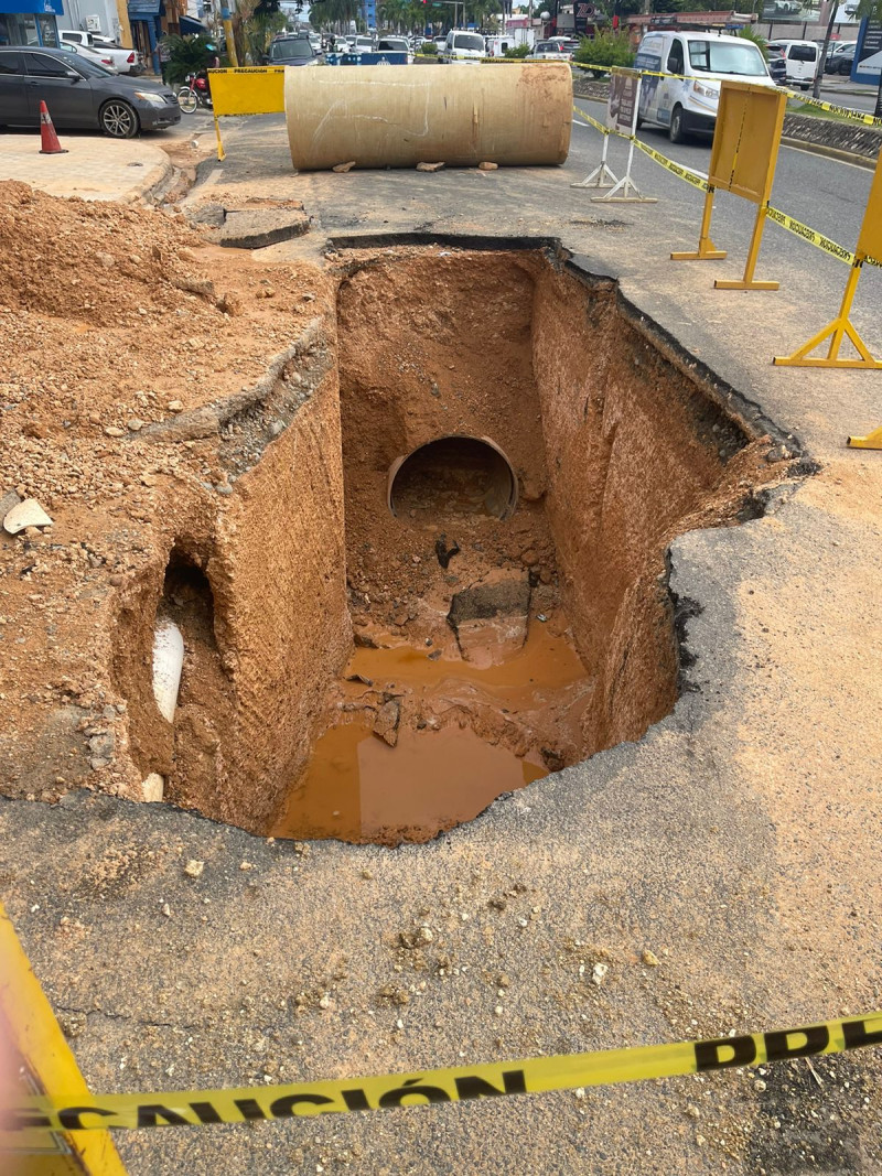 Colapso de una tubería causa socavón de tierra en SDE