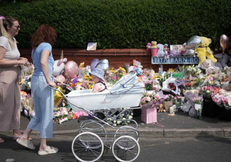 Reino Unido comienza a arrestar a ciudadanos por «compartir información inexacta» en redes sociales