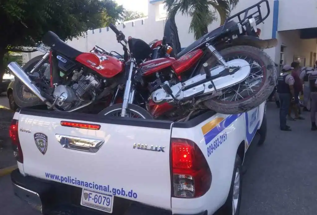 Retienen 20 motocicletas por falta de documentación y recuperan vehículo sustraído, en Barahona