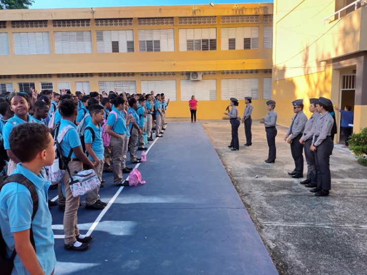DEAMVI encabeza acto de izada de bandera en escuela primaria