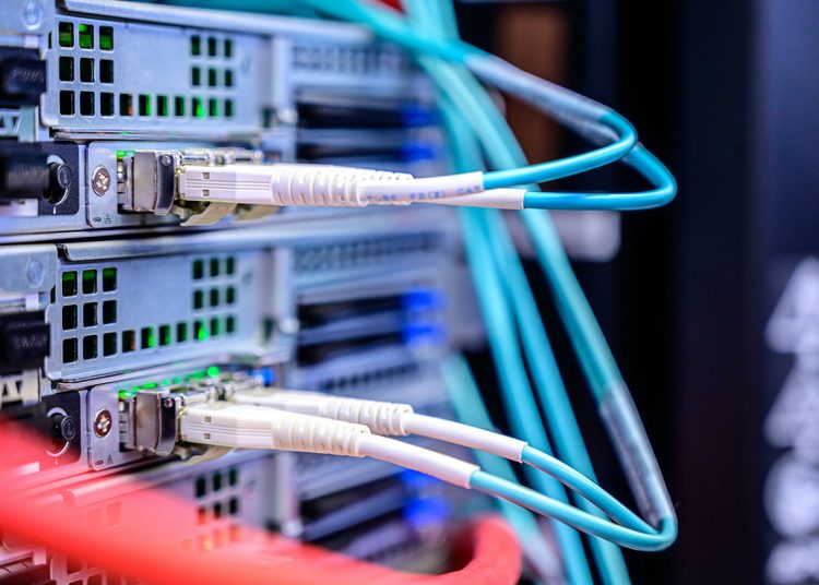 Impuestos, reventa ilegal y trabas municipales limitan internet en RD