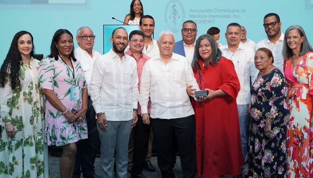 Médicos internistas reconocen legado de la Dra. Ángela Rosa