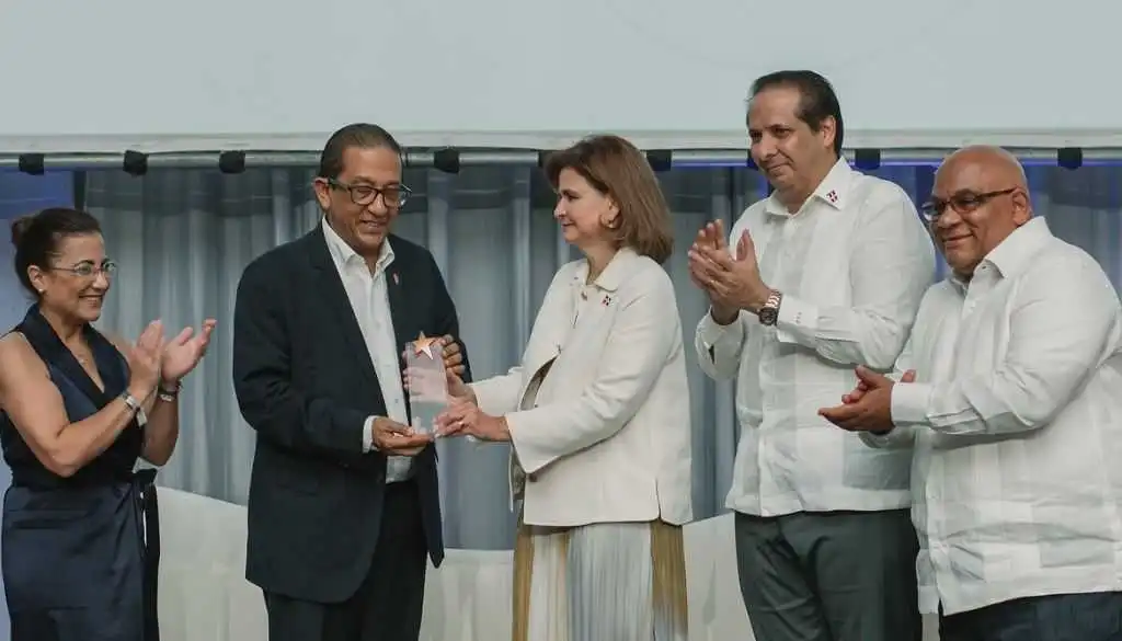 Reconocen aportes del Dr. José Juan Castillos a nefrología dominicana