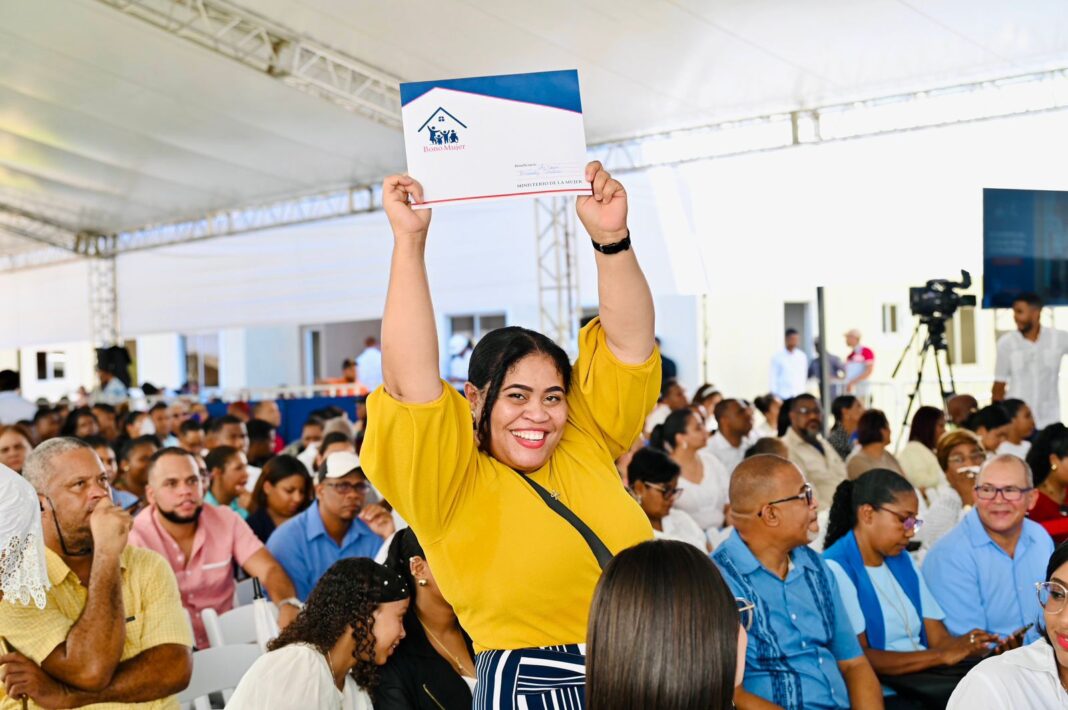 Ministerio de la Mujer entrega más de ocho millones en Bono Mujer
