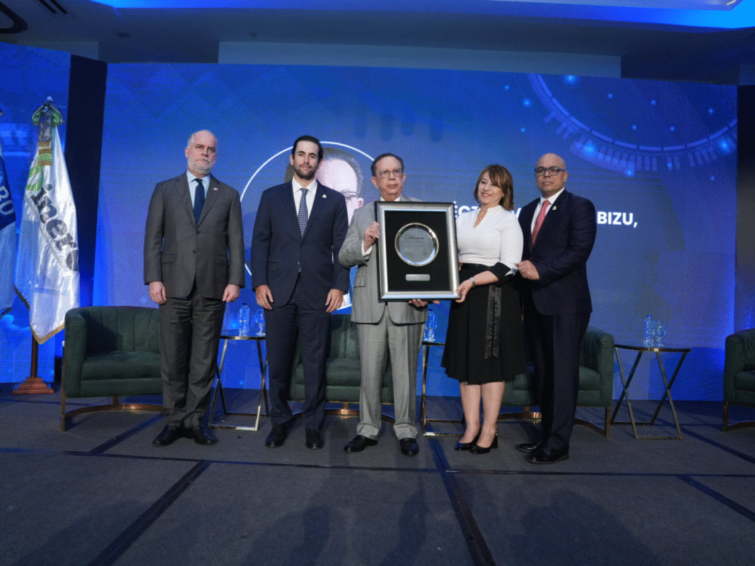 Foro Económico El Dinero reconoce a Valdez Albizu por su trayectoria y aportes al país