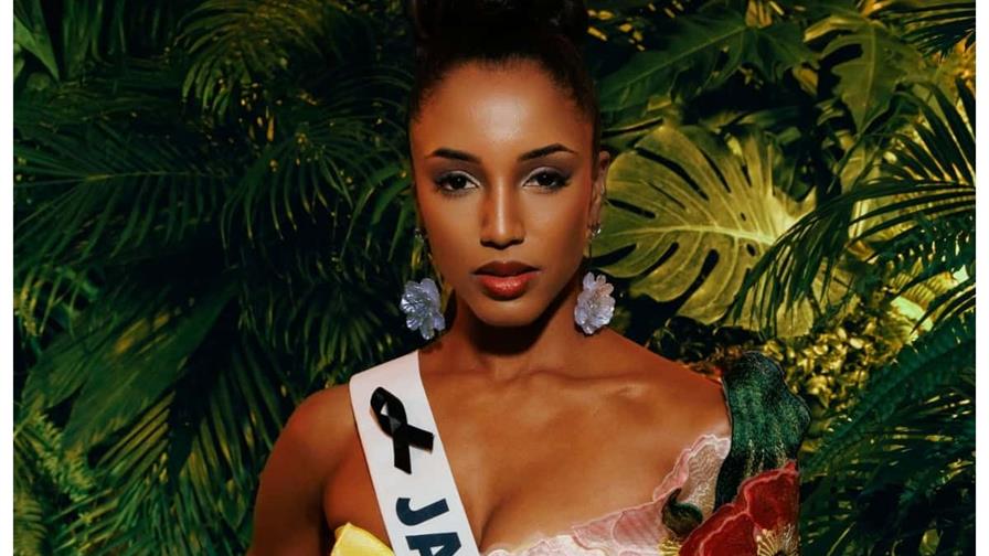 Miss Universo Jamaica en estado crítico tras caída en el certamen