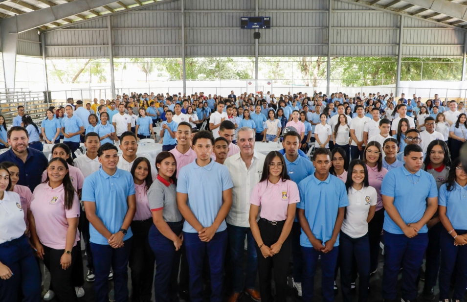 Presidente Abinader sostiene encuentro con 350 estudiantes en San José de Ocoa
