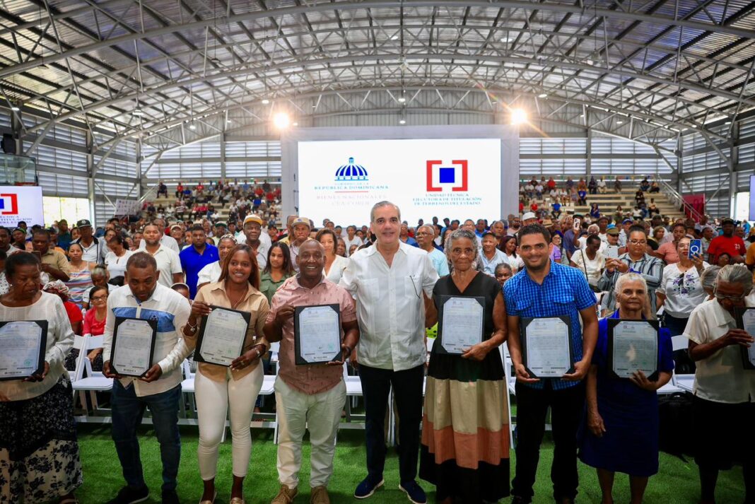 Abinader entrega 1,500 títulos en Nuevo Domingo Savio y suma 3,500 certificados otorgados