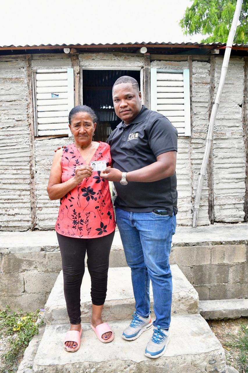 Más de mil personas se benefician en operativo de cedulación de la JCE