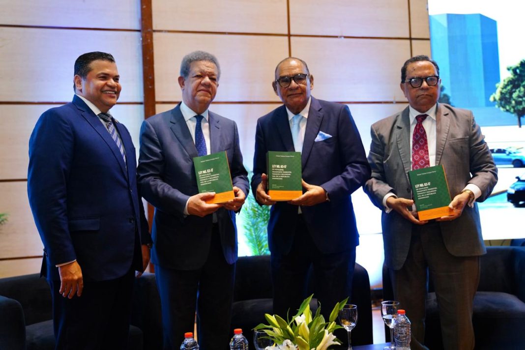 Leonel Fernández asiste al lanzamiento del libro de Rafael Tobías Crespo