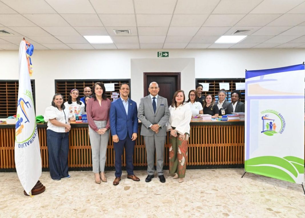 Voluntariado del Banco Central vende más de 26,400 útiles escolares a empleados y pensionados