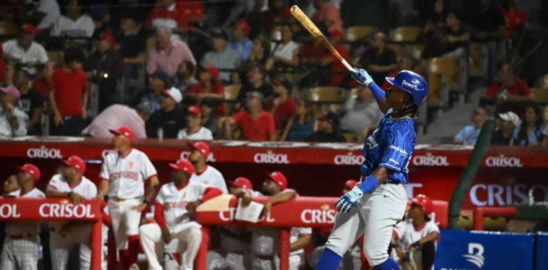 Así arrancó el Licey la temporada: jonrón de Jeremy Rhoades ante el Escogido y victoria 12-2 Así arrancó el Licey la temporada: jonrón de Jeremy Rhoades ante el Escogido y victoria 12-2