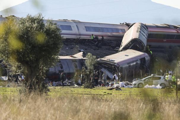 Aumenta a 74 el balance de muertos por accidente ferroviario en España Aumenta a 74 el balance de muertos por accidente ferroviario en España