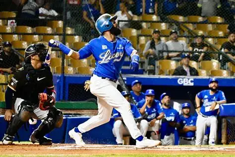 Licey vence 5-4 al Escogido con jugada clave de Emilio Bonifacio Licey vence 5-4 al Escogido con jugada clave de Emilio Bonifacio