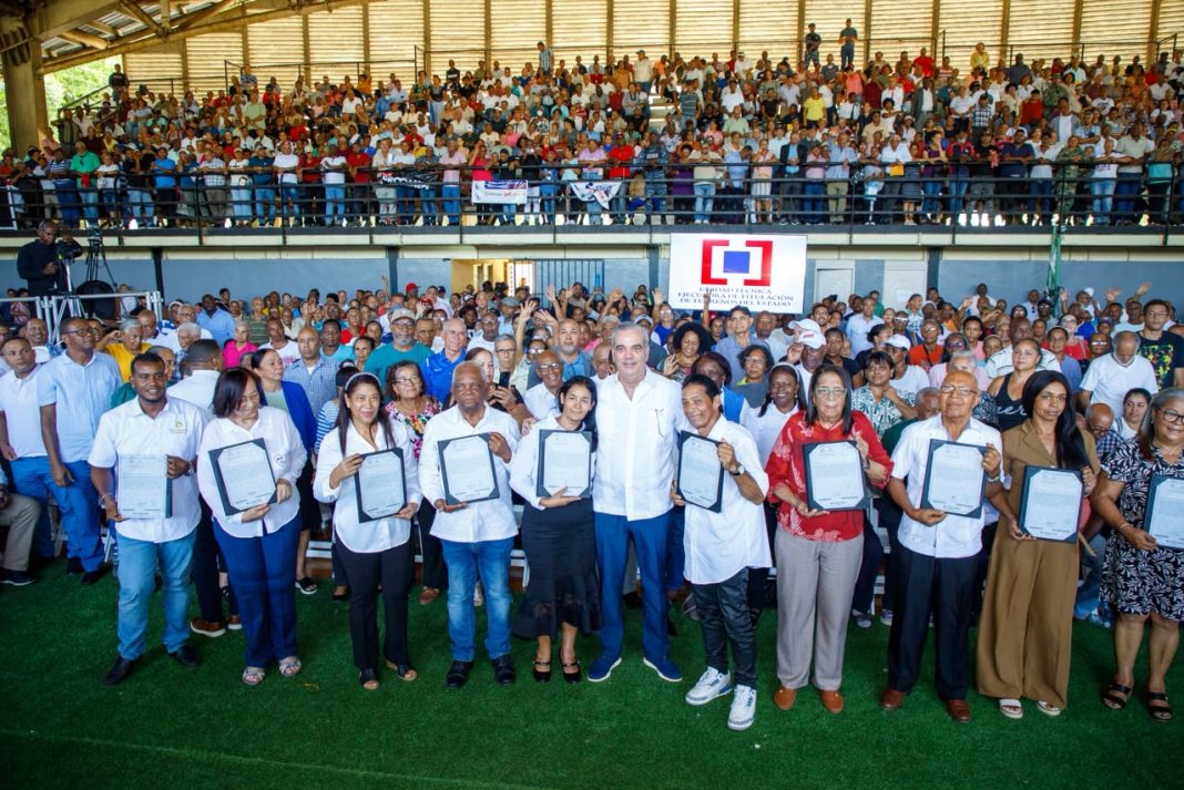 Presidente entrega 1,500 títulos de propiedad a familias de El Almirante II, en Santo Domingo Este Presidente entrega 1,500 títulos de propiedad a familias de El Almirante II, en Santo Domingo Este
