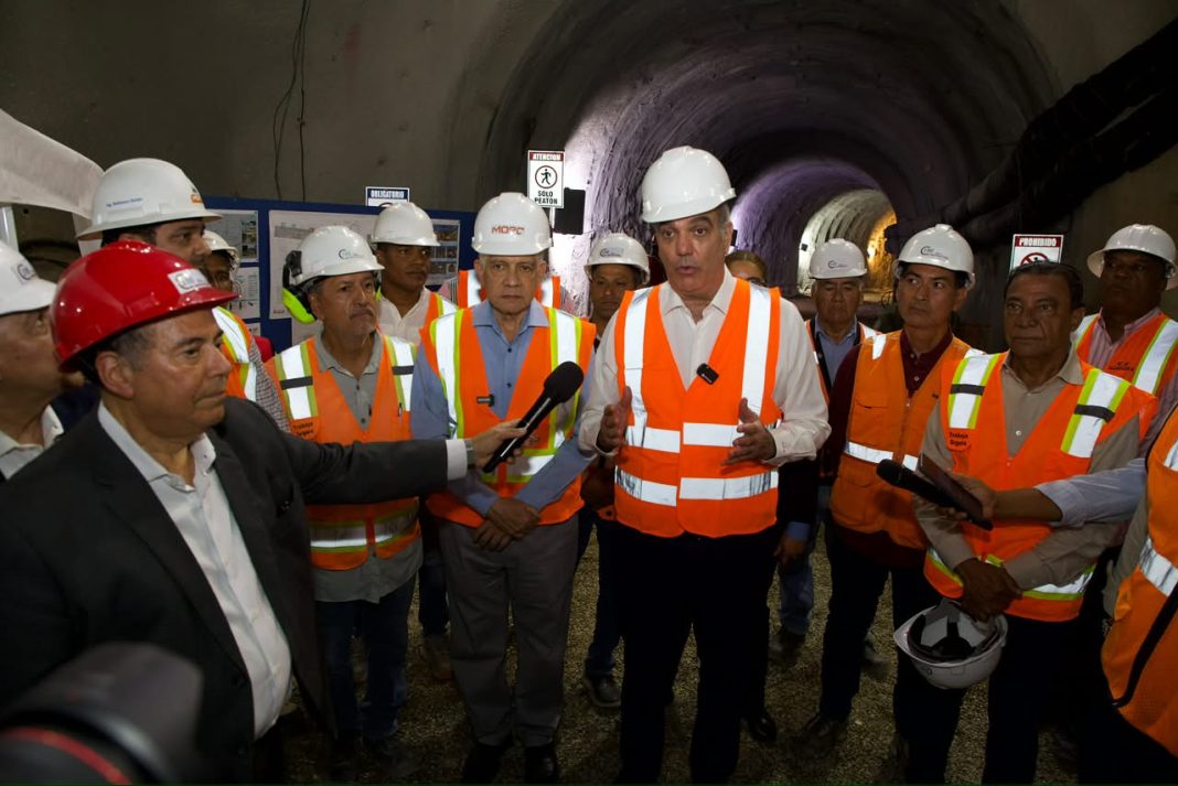 Abinader supervisa construcción de túnel pluvial en la avenida Luperón que busca reducir las inundaciones en la zona Abinader supervisa construcción de túnel pluvial en la avenida Luperón que busca reducir las inundaciones en la zona