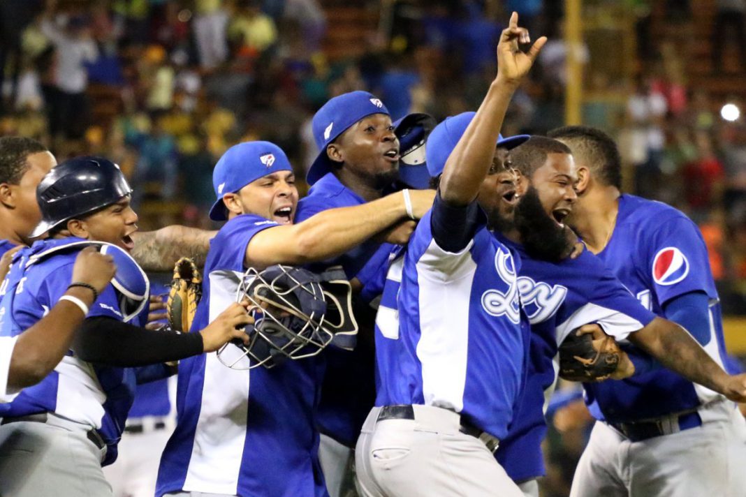 Licey vence 3-0 a los Toros con histórico juego sin hit Licey vence 3-0 a los Toros con histórico juego sin hit